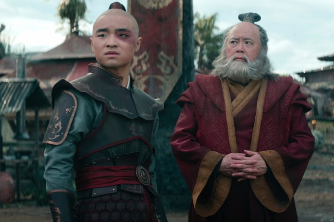 Un adolescent en armure rouge et noire à côté d'un homme plus âgé en robe rouge ;  Zuko et Iroh sur Netflix Live "Avatar : le dernier maître de l'air"