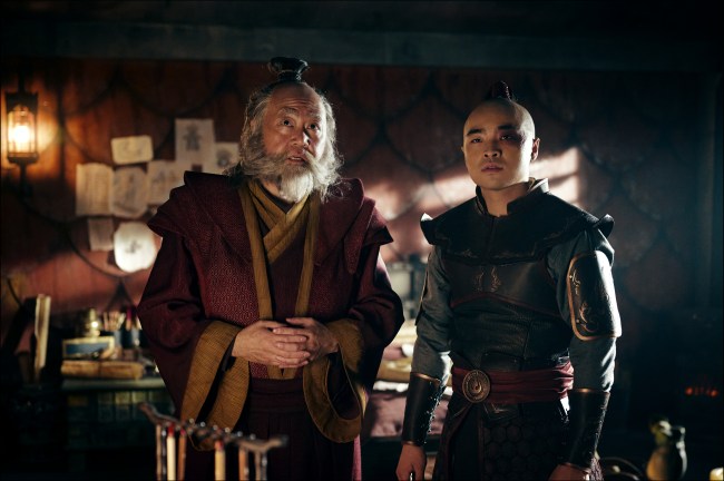 Avatar : le dernier maître de l'air.  (De gauche à droite) Paul Sun-Hyung dans le rôle de Lee Iroh, Dallas Liu dans le rôle du prince Zuko dans Avatar : Le dernier maître de l'air Saison 1.  Cr.  © 2024 Robert Falconer / Netflix
