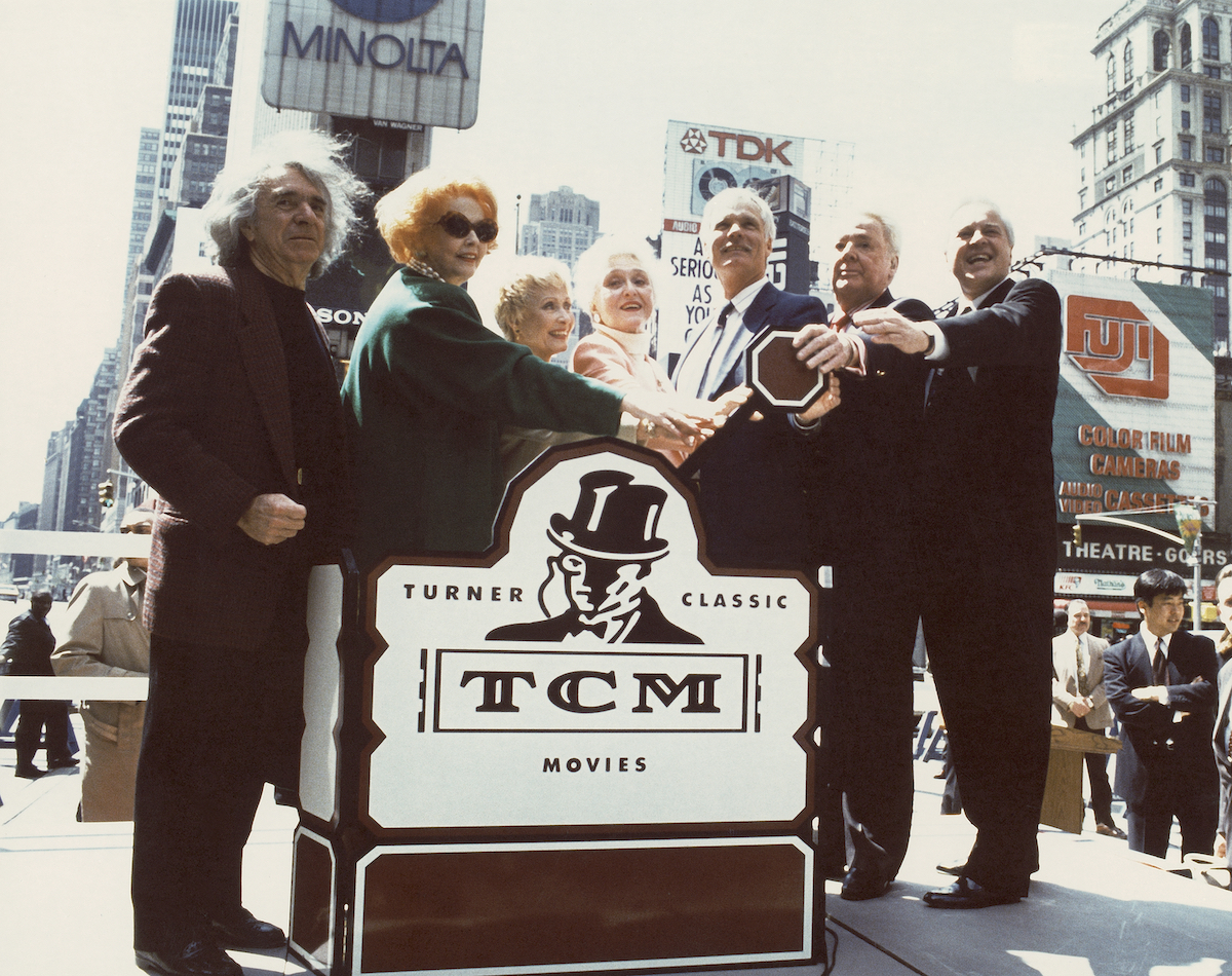 Arthur Hiller, Arlene Dahl, Jane Powell, Celeste Holm, Ted Turner, Van Johnson et Robert Osborne à Times Square, lançant TCM en avril 1994.