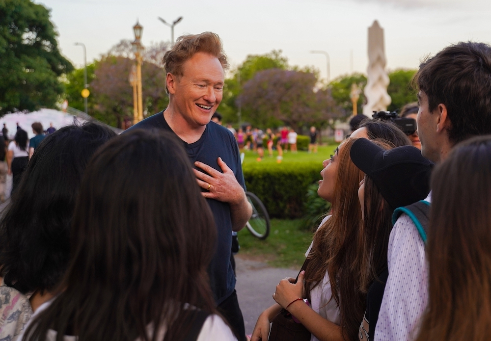 Conan O'Brien parle à un groupe de personnes dans la série de voyages de Max 