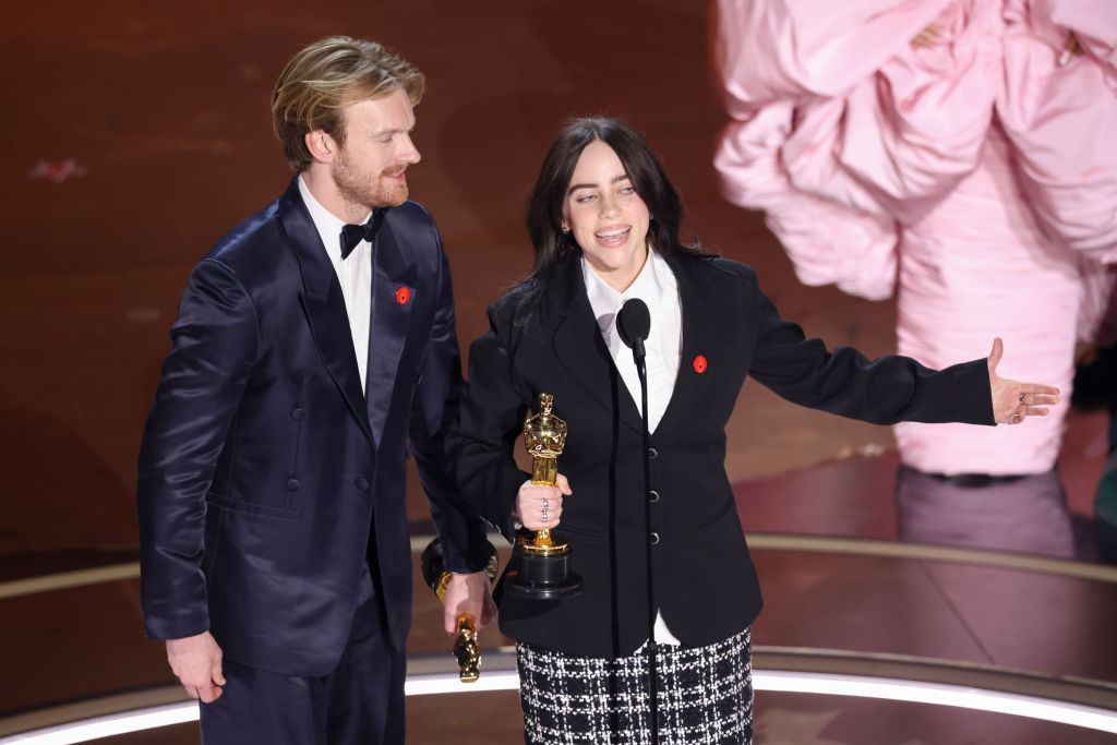 FINNEAS et Billie Eilish remportent le prix de la meilleure chanson originale lors de la 96e cérémonie annuelle des Oscars qui s'est tenue au Dolby Theatre le 10 mars 2024 à Los Angeles, en Californie. 