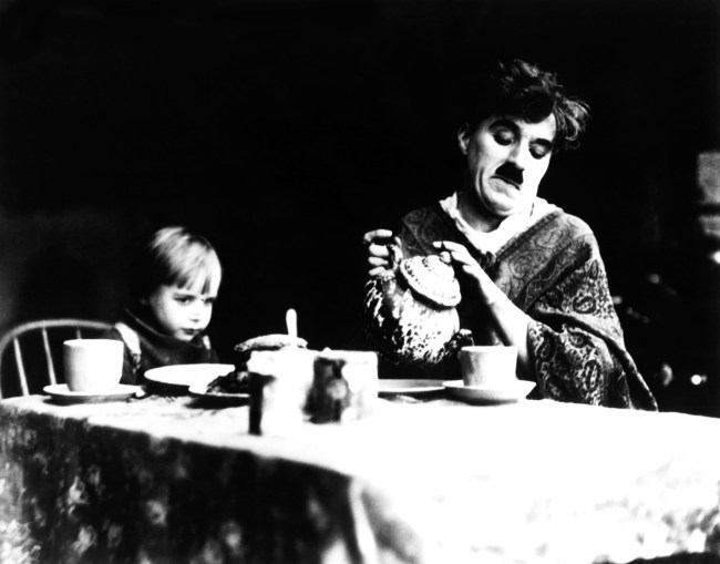 ENFANT, de gauche à droite : Jackie Coogan, Charlie Chaplin, 1921, TKD 007P, photo par : Everett Collection (44472)
