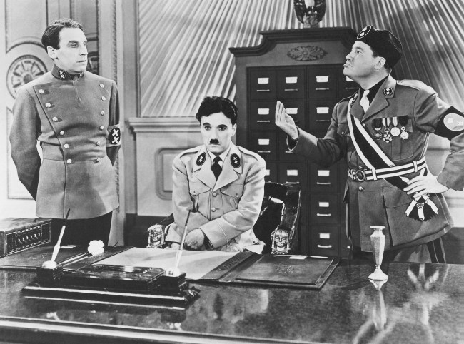 LE GRAND DICTATEUR, de gauche à droite : Henry Daniell, Charlie Chaplin, Jack Oakie, 1940.