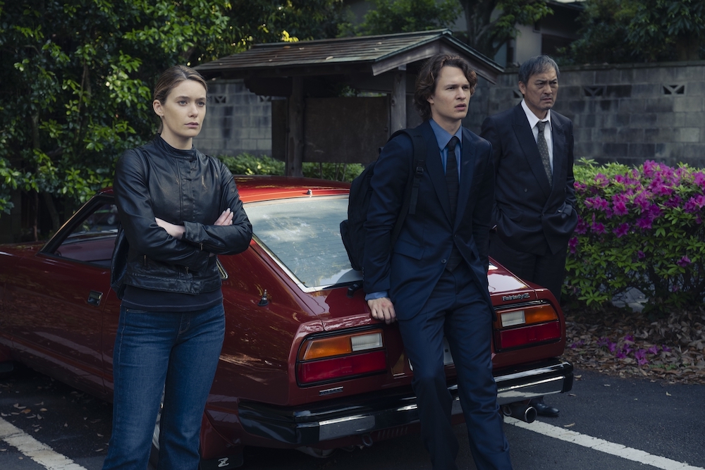 Rachel Keller, Ansel Elgort et Ken Watanabe soutiennent une voiture dans Tokyo Vice Saison 2 Épisode 10