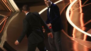 Chris Rock réagit après avoir été giflé par Will Smith sur scène lors de la 94e cérémonie des Oscars au Dolby Theatre du Hollywood and Highland Center le 27 mars 2022 à Los Angeles, en Californie.  (Photo de Chris Polk/Variety/Penske Media via Getty Images)