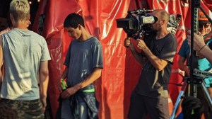 Le caméraman Benjamin Roux, caméra à l'épaule, a filmé les acteurs devant la tente rouge 