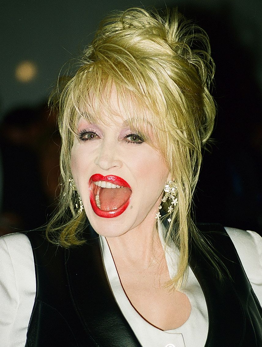 1718329127 546 Les fans se sont rassembles autour de Dolly Parton apres