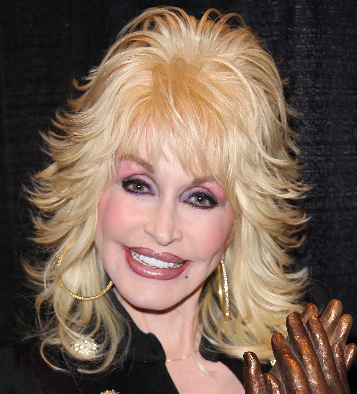 1718329127 577 Les fans se sont rassembles autour de Dolly Parton apres