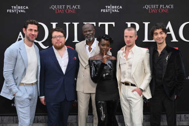 (De gauche à droite) L'écrivain John Krasinski, le réalisateur Michael Sarnoski, les acteurs Djimon Hounsou, Lupita Nyong'o, Joseph Quinn et Alex Wolff assistent à la première à New York du film Paramount "Un endroit calme : premier jour" au AMC Lincoln Square Theatre de New York le 26 juin 2024. (Photo d'ANGELA WEISS/AFP) (Photo d'ANGELA WEISS/AFP via Getty Images)