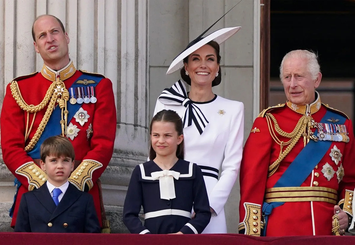 La princesse de Galles était éblouie alors qu'elle se tenait à côté du roi sur le balcon du palais de Buckingham (AP)