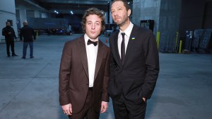 LOS ANGELES, CALIFORNIE - 15 JANVIER : (G-D) Jeremy Allen White et Ebon Moss-Bachrach assistent à la 28e édition des Critics Choice Awards au Fairmont Century Plaza le 15 janvier 2023 à Los Angeles, Californie.  (Photo de Matt Winkelmeyer/Getty Images pour Critics Choice Association)