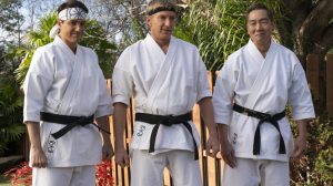 Quai Cobra.  (De gauche à droite) Ralph Macchio dans le rôle de Daniel LaRusso, William Zabka dans le rôle de Johnny Lawrence, Yuji Okumoto dans le rôle de Chozen dans Cobra Kai.  Cr.  Curtis Bonds Baker/Netflix © 2024