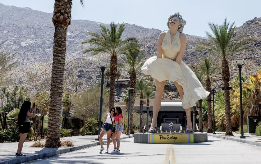 PALM SPRINGS, CA - 8 JUILLET 2024 : les touristes prennent des photos devant une statue de Marilyn Monroe alors que les températures montent jusqu'à 118 degrés le 8 juillet 2024 à Palm Springs, Californie.  (Gina Ferazzi/Los Angeles Times)