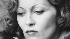 Gros plan noir et blanc de Faye Dunaway 