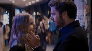 Homme et femme proches, la main sur la joue ; Kristen Bell et Adam Brody dans le film 