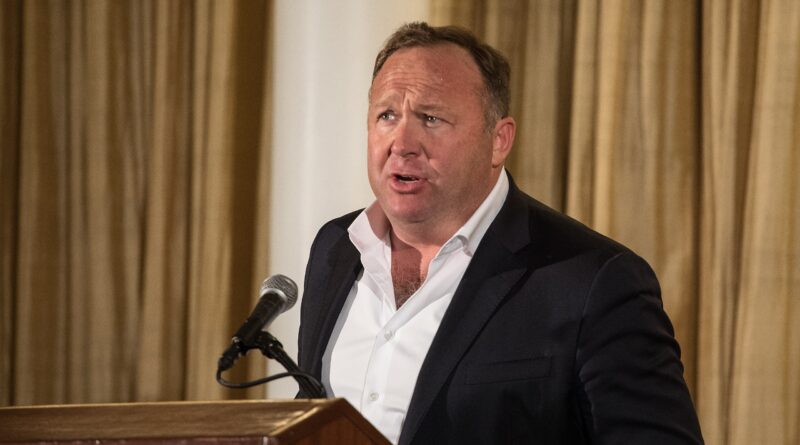 Alex Jones recoit un don de 64 000 en