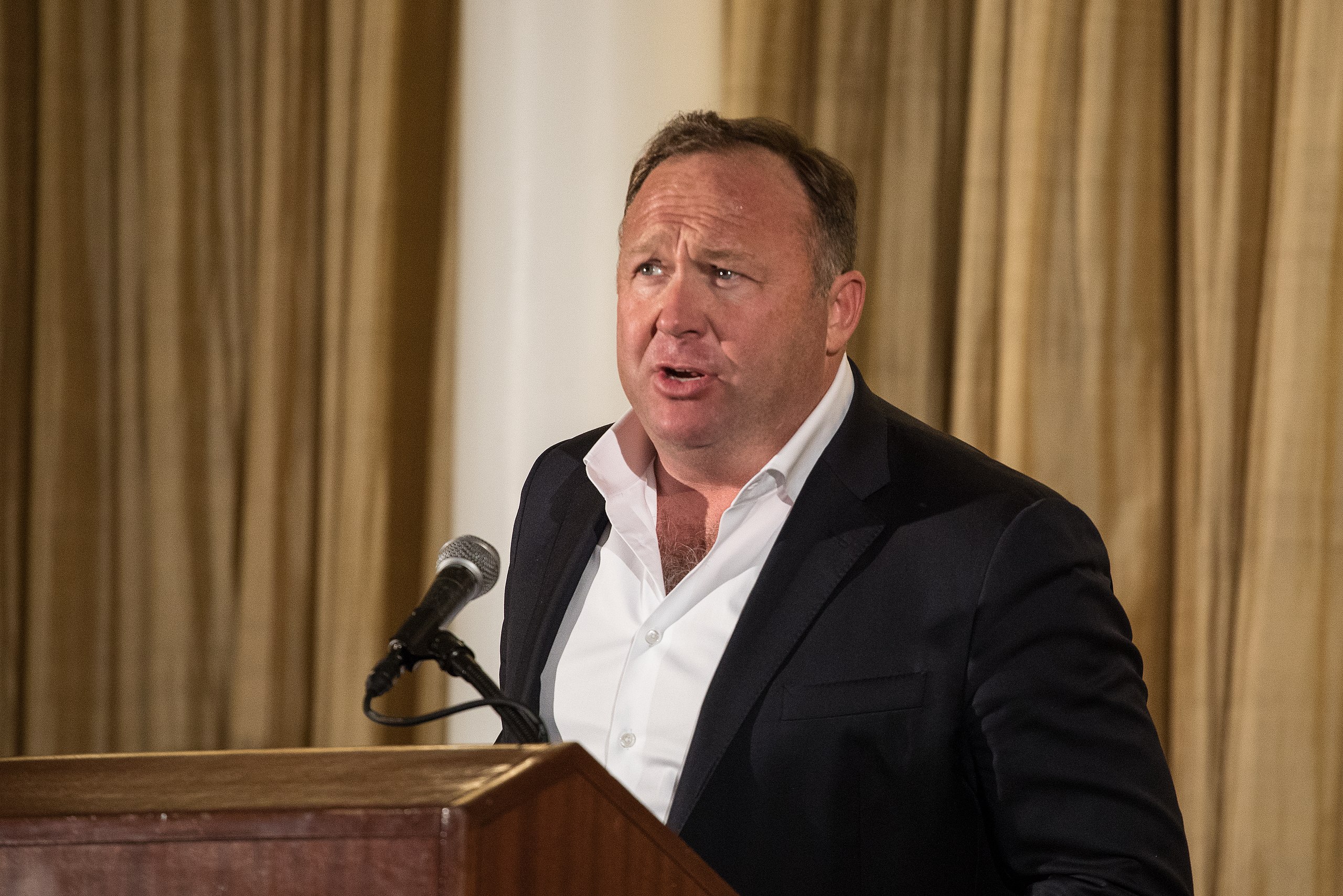 Alex Jones recoit un don de 64 000 en