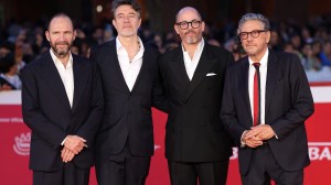 ROME, ITALIE - 26 OCTOBRE : Ralph Fiennes, Peter Straughan, Edward Berger et Sergio Castellitto assistent au tapis rouge du Conclave lors du 19e Festival du film de Rome à l'Auditorium Parco Della Musica le 26 octobre 2024 à Rome, Italie. (Photo de Vittorio Zunino Celotto/Getty Images)