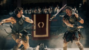 Paul Mescal incarne Lucius et Pedro Pascal incarne Marcus Acacius dans Gladiator II de Paramount Pictures.