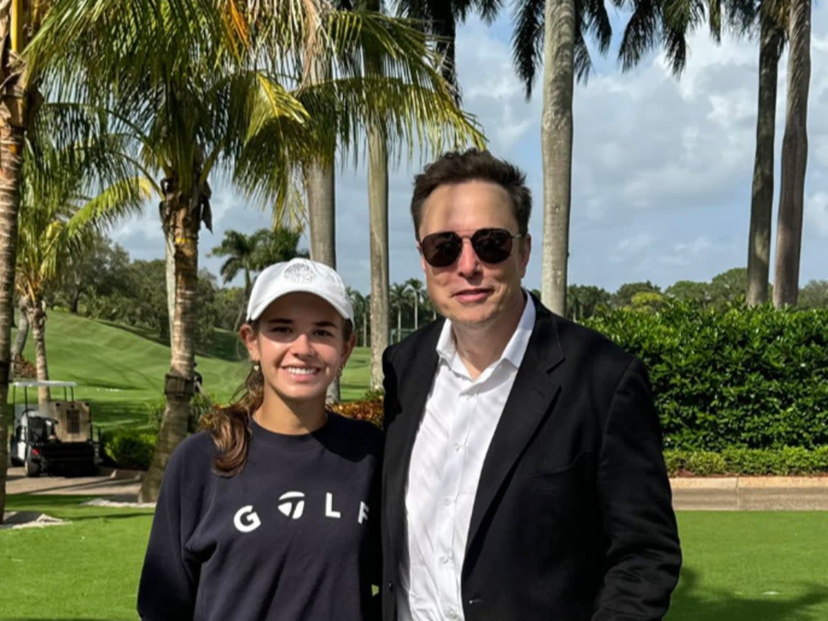 Elon Musk a repéré Kai en train de jouer au golf sur une autre photo de famille Trump...