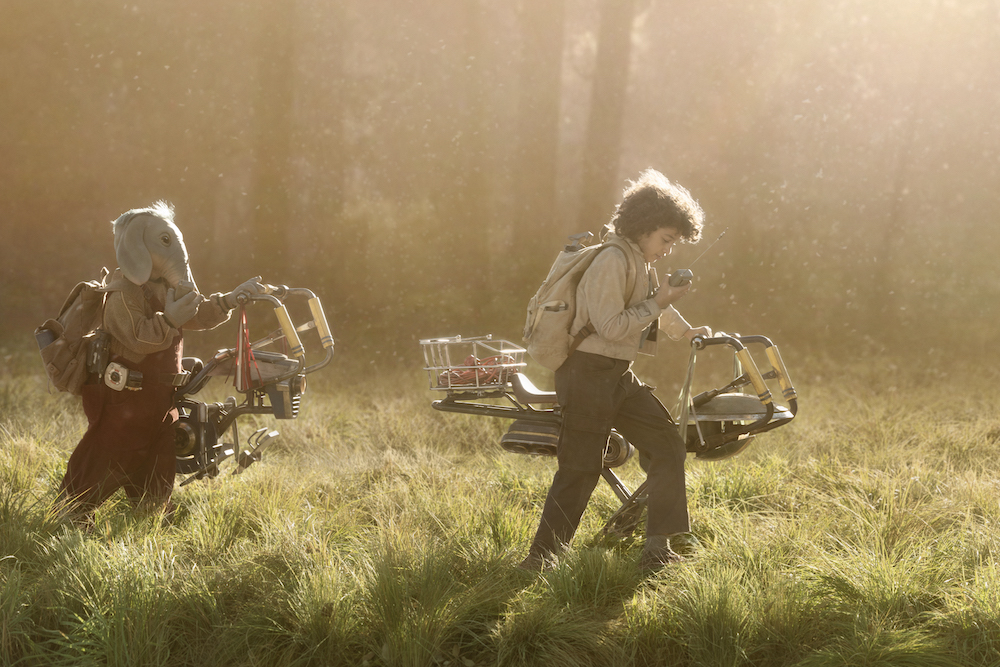 (De gauche à droite) : Neel (Robert Timothy Smith) et Wim (Ravi Cabot-Conyers) sur des vélos stationnaires dans STAR WARS : SKELETON CREW de Lucasfilm, exclusivement sur Disney+. Photo de Matt Kennedy. ©2024 Lucasfilm Ltd. & MT. Tous droits réservés.