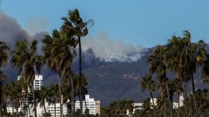 LOS ANGELES, CALIFORNIE - 7 JANVIER : un avion de lutte contre les incendies largue le produit ignifuge Phos-Chek alors que l'incendie des Palisades brûle au milieu d'une puissante tempête de vent le 7 janvier 2025 dans le quartier de Pacific Palisades à Los Angeles, en Californie. Un incendie de forêt à propagation rapide menace les maisons d'une région côtière au milieu de vents forts de Santa Ana et de conditions sèches dans le sud de la Californie. (Photo par Apu Gomes/Getty Images)